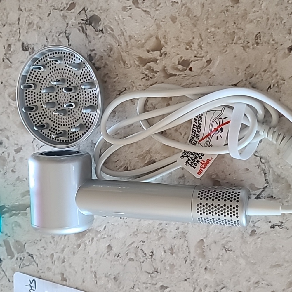 Anieken blow dryer with diffuser attachment